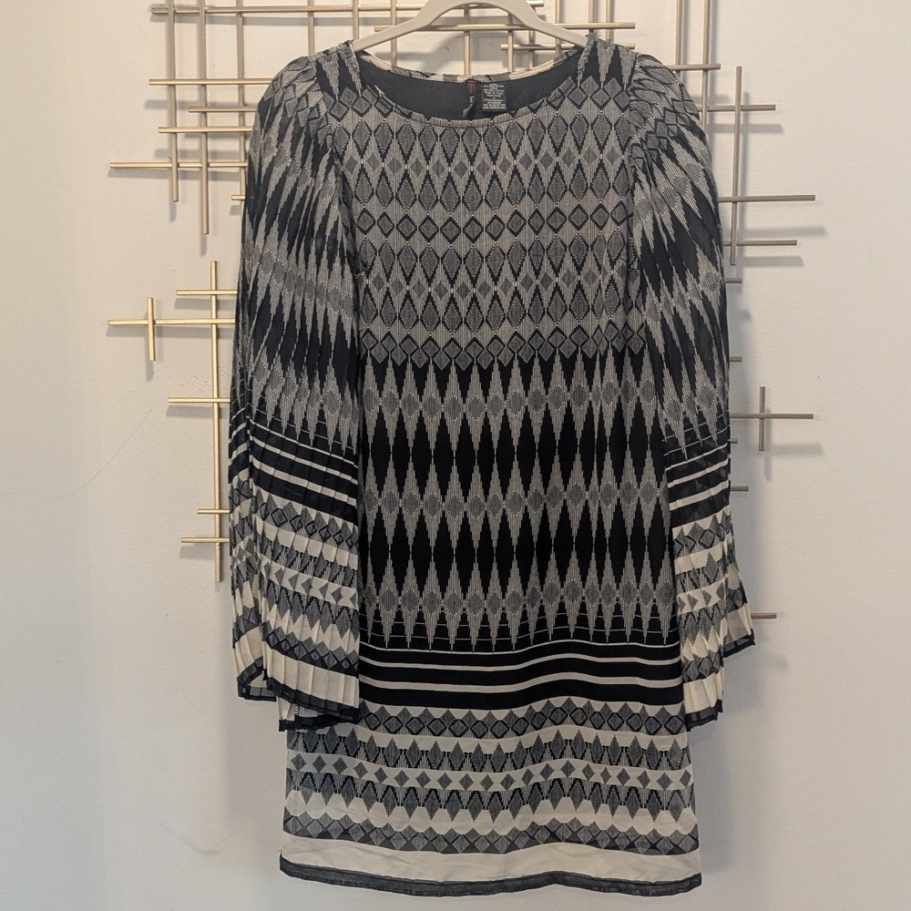 Long Bell Sleeve Mini Shift Dress Black White Geometric Pleated Sz M Monochrome